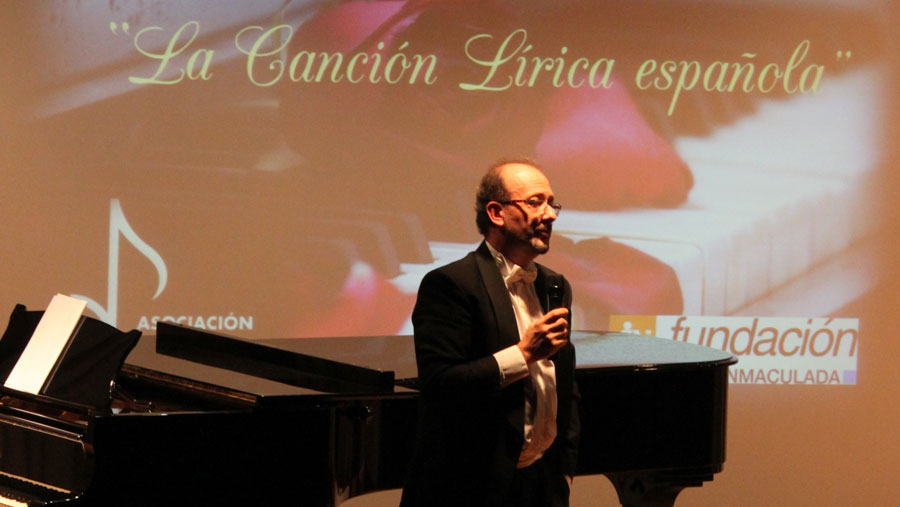 Eliberto Sánchez, maestro repertorista, comienza la explicación del recital.